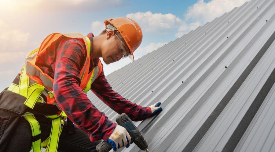 Professional gutter cleaning in Weldon, IL